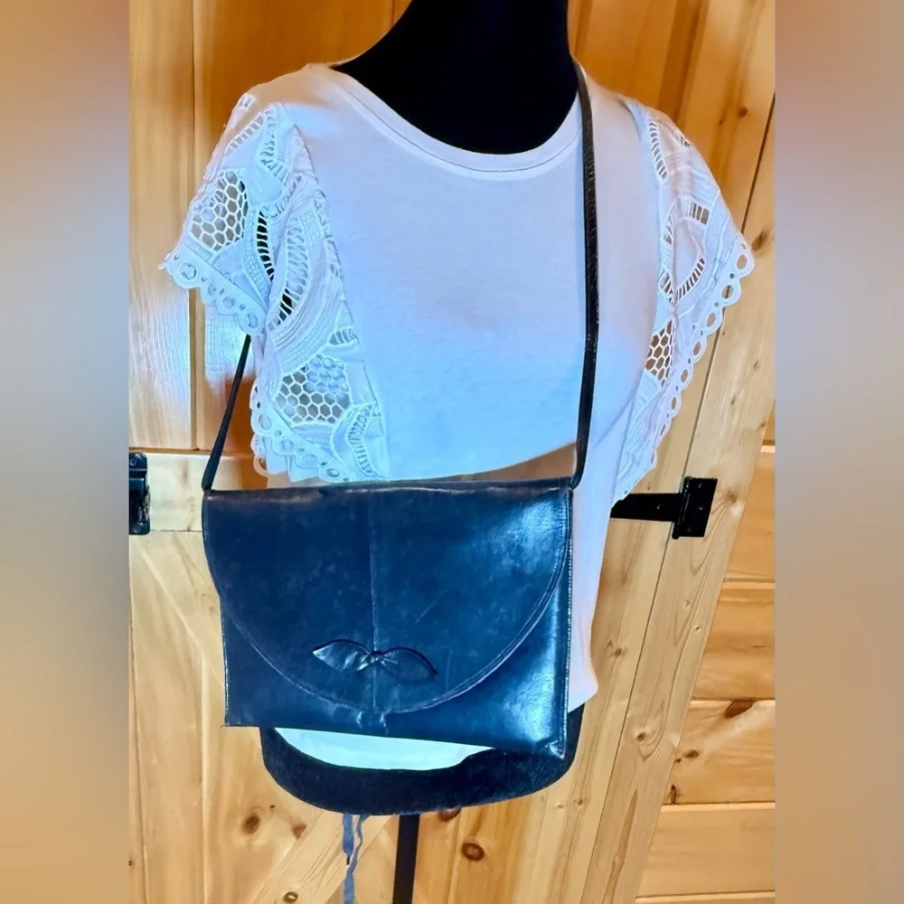 Vtg. Caressa made in Spain Black Leather Crossbody Bag with shoulder strap